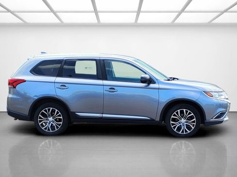 Used 2017 Mitsubishi Outlander ES AWD/4WD image 6