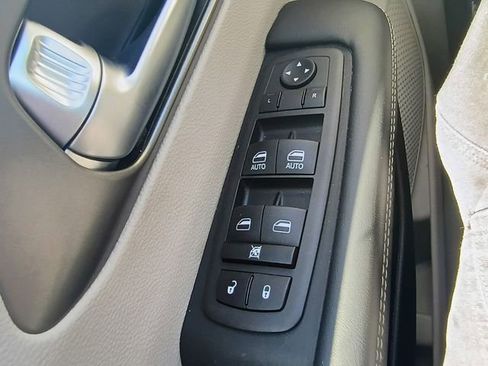 Used 2023 Chrysler Pacifica Touring-L image 33