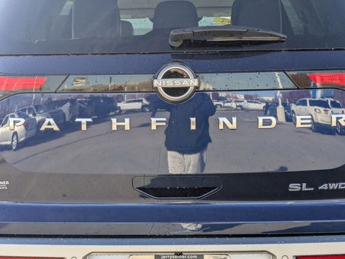 Used 2023 Nissan Pathfinder SL image 14