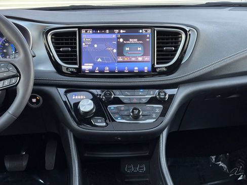 Used 2025 Chrysler Pacifica Limited FWD image 17