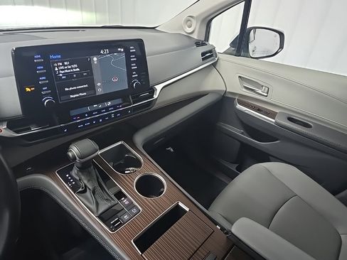 Used 2024 Toyota Sienna XLE image 26