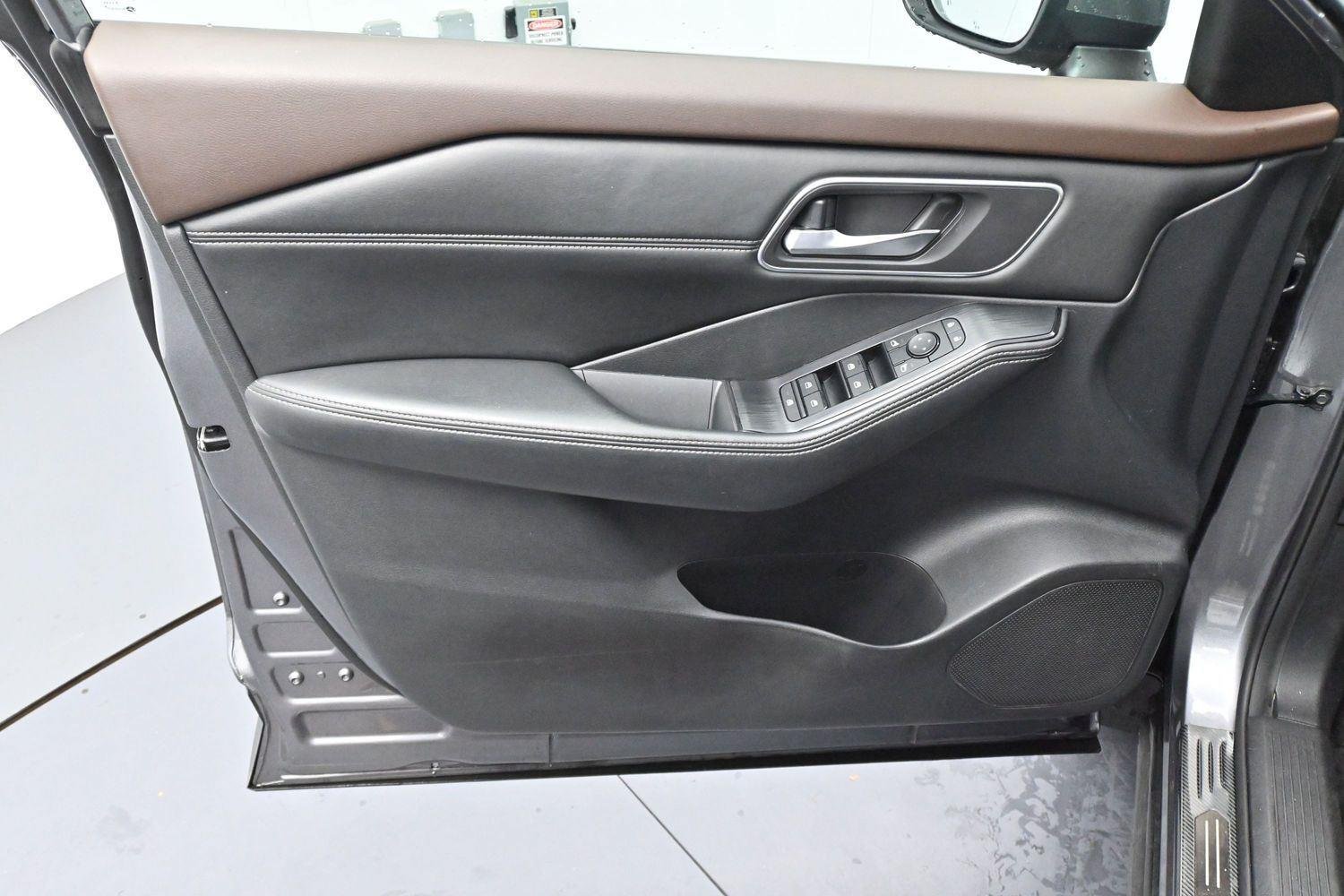 Used 2021 Nissan Rogue SV w/ Premium Package FWD image 11