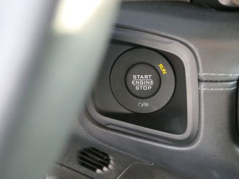 Used 2025 Jeep Gladiator Mojave w/ Convenience Group image 17