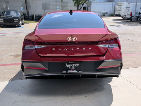 Used 2024 Hyundai Elantra SEL w/ Convenience Package FWD image 9
