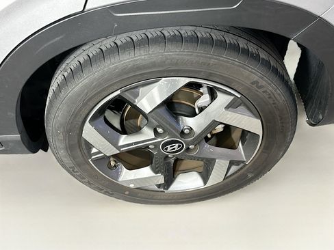 Used 2025 Hyundai Venue SEL FWD image 11