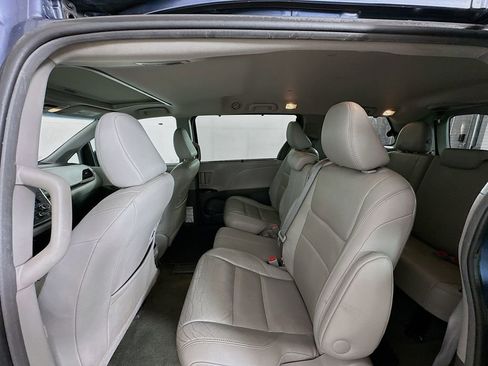 Used 2017 Toyota Sienna XLE image 25