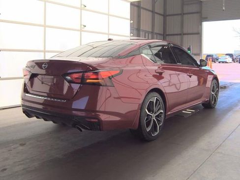 Used 2023 Nissan Altima 2.5 SR FWD image 2