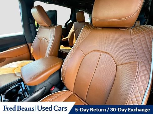 Used 2024 Chrysler Pacifica Pinnacle FWD image 28