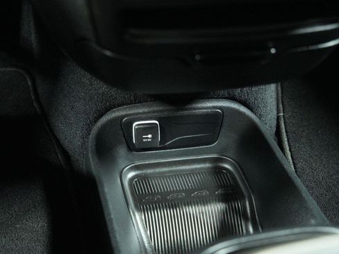 Used 2024 Chrysler Pacifica Limited FWD image 47