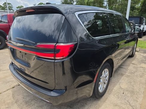 Certified 2023 Chrysler Pacifica Touring-L FWD image 5