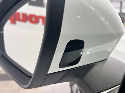 Used 2025 Volkswagen Tiguan S image 9