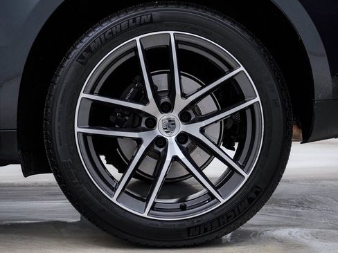 Certified 2025 Porsche Macan image 10