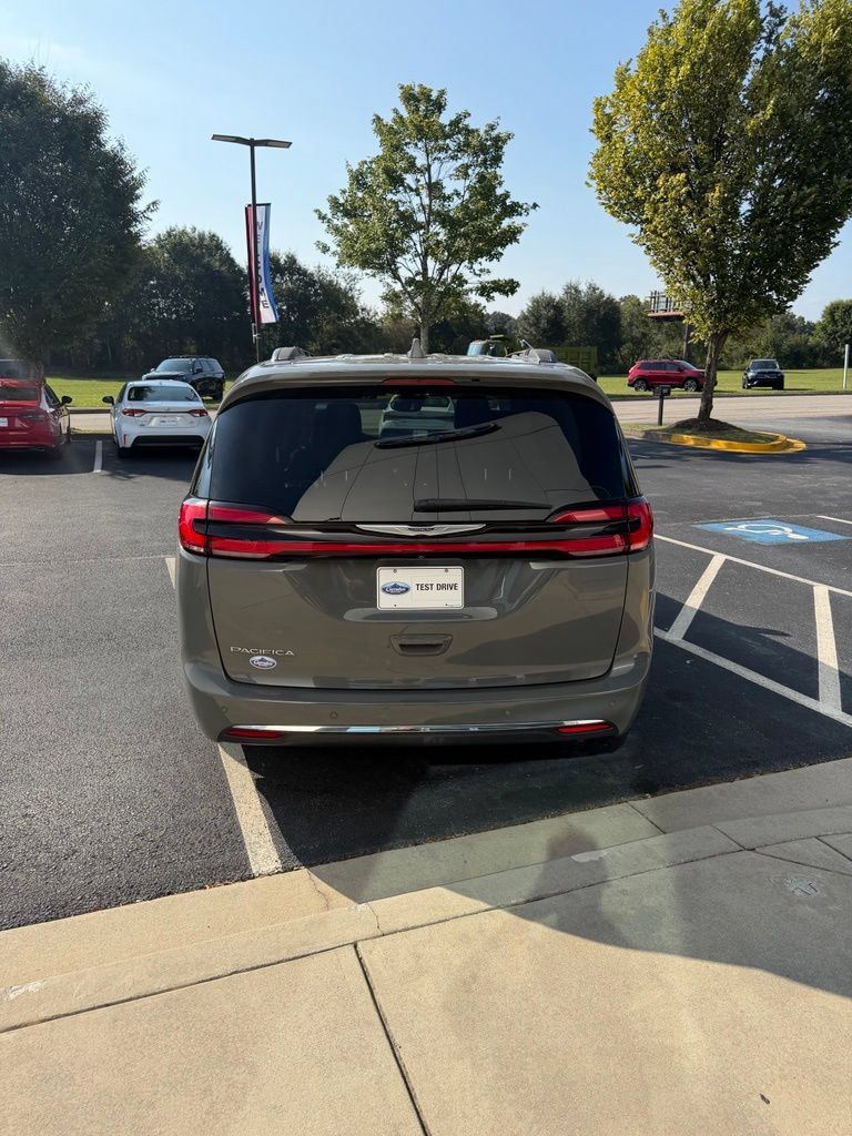 Used 2022 Chrysler Pacifica Touring-L FWD image 4