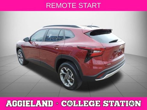 Certified 2025 Chevrolet Trax LT w/ LT Convenience Package image 6