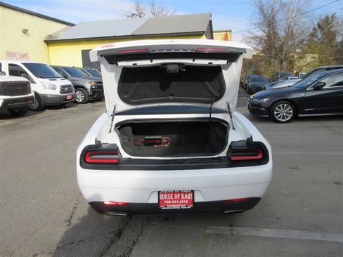 Used 2022 Dodge Challenger SXT image 5