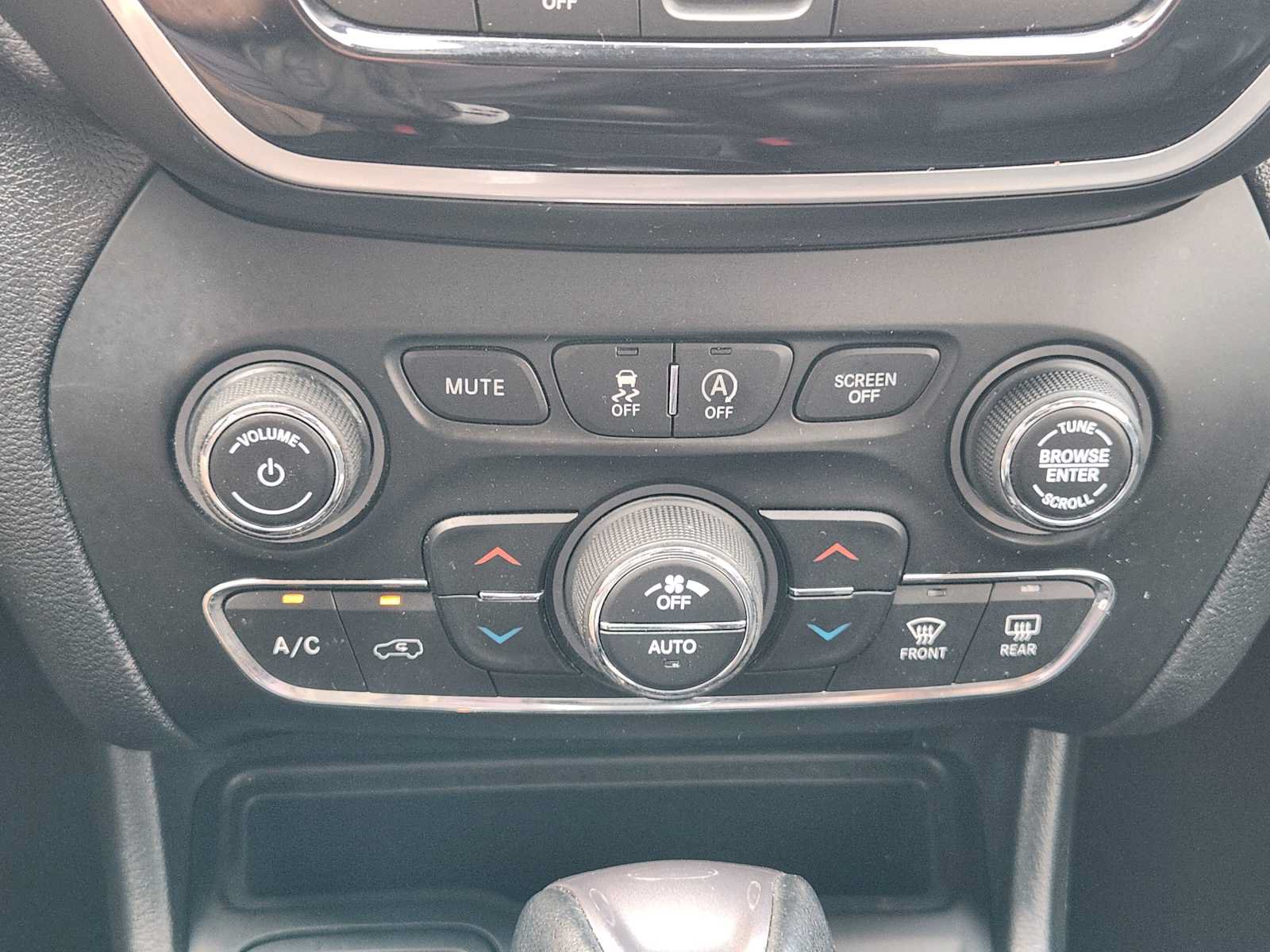 Used 2020 Jeep Cherokee Limited FWD image 17