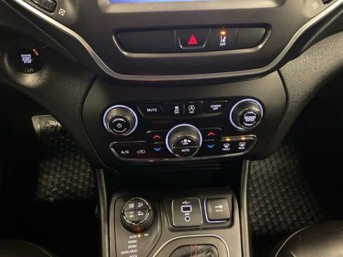 Used 2022 Jeep Cherokee Trailhawk image 14