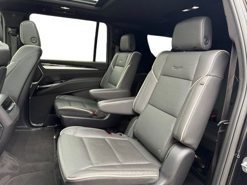 Used 2025 Cadillac Escalade ESV Premium Luxury AWD/4WD image 16