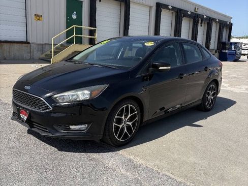 Used 2018 Ford Focus SEL w/ Cold Weather Package FWD image 4