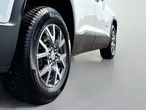 Used 2023 GMC Acadia SLT FWD image 16