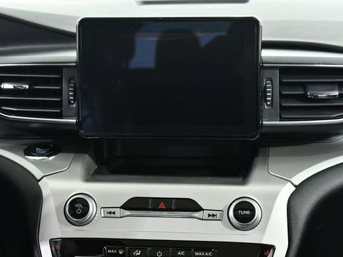 Used 2022 Ford Explorer XLT w/ Equipment Group 202A image 9