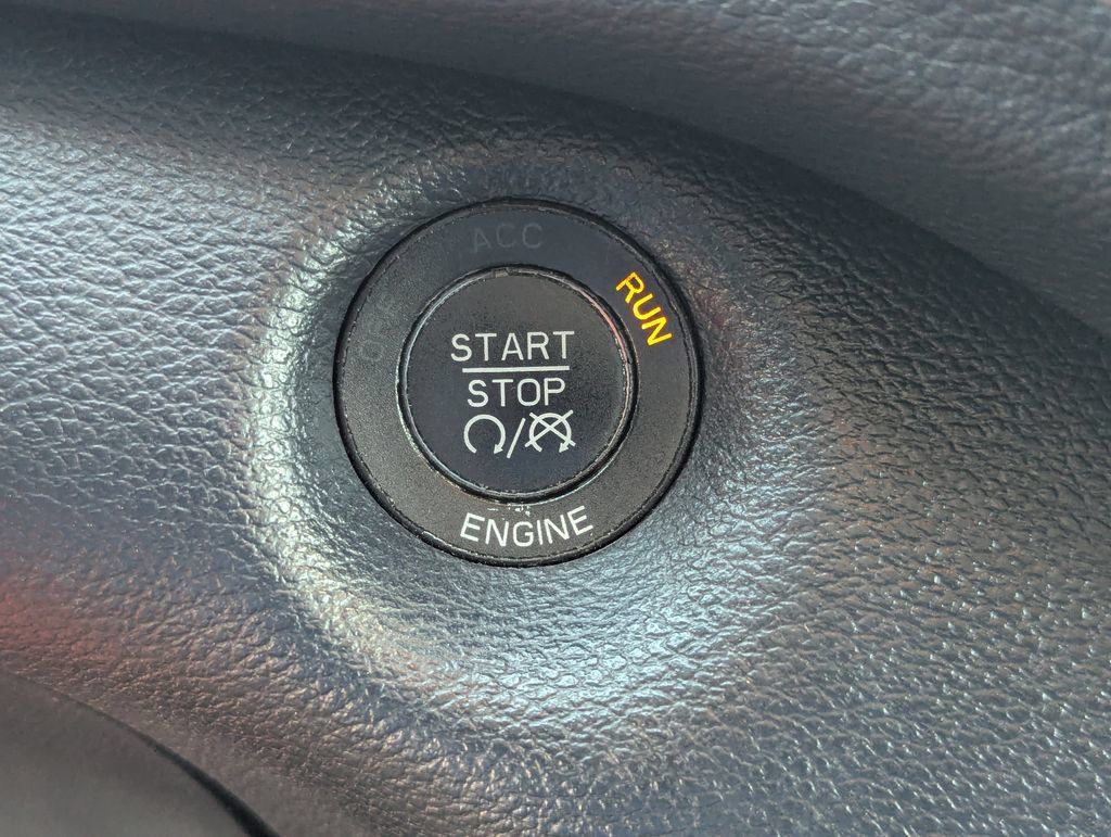 Used 2014 Jeep Cherokee Limited w/ Technology Group FWD image 16