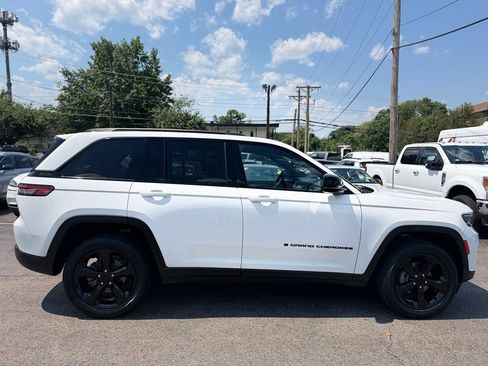 Used 2023 Jeep Grand Cherokee Altitude AWD/4WD image 8