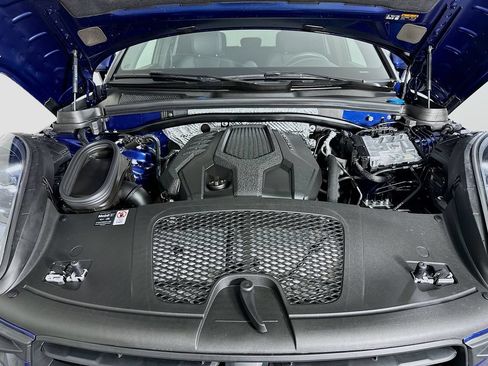 Certified 2025 Porsche Macan AWD/4WD image 33