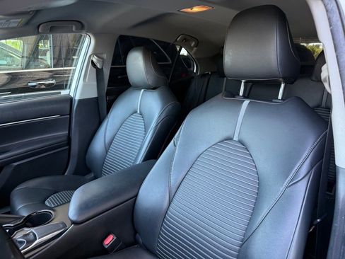 Used 2019 Toyota Camry SE FWD image 3