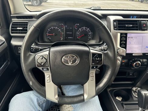 Used 2022 Toyota 4Runner SR5 AWD/4WD image 10