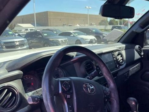 Used 2021 Toyota Tacoma TRD Off-Road w/ Technology Package AWD/4WD image 11