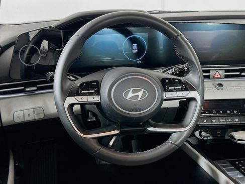 Used 2025 Hyundai Elantra Limited image 18