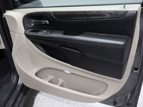 Used 2018 Dodge Grand Caravan SE w/ UConnect Hands-Free Group image 22