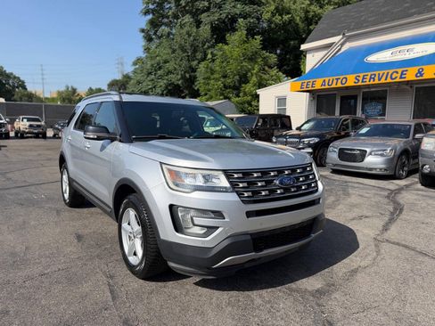 Used 2016 Ford Explorer XLT w/ Equipment Group 202A AWD/4WD image 2
