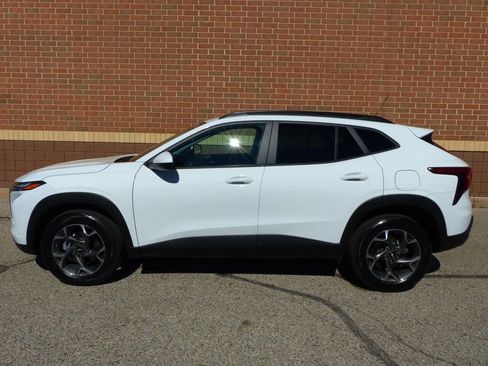 Used 2025 Chevrolet Trax LT image 6