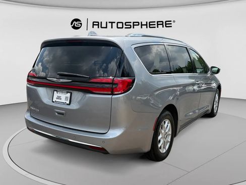Used 2021 Chrysler Pacifica Touring-L FWD image 8