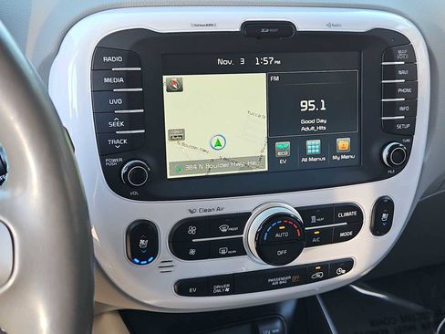 Used 2017 Kia Soul EV + image 28