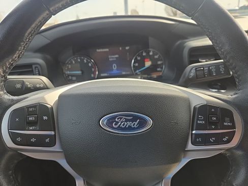 Used 2022 Ford Explorer XLT image 12