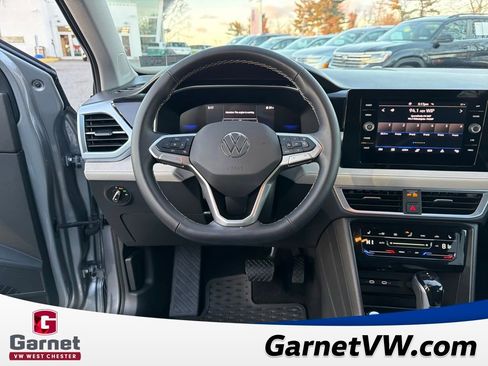 Certified 2025 Volkswagen Taos SE image 25