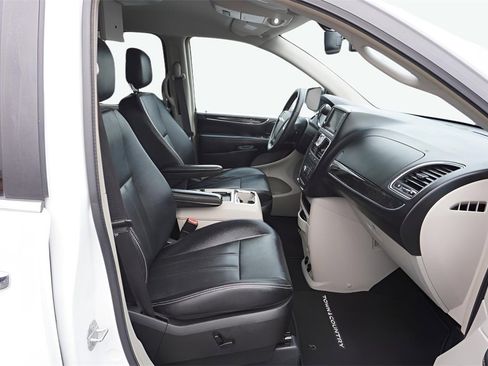 Used 2015 Chrysler Town & Country Touring-L w/ Driver Convenience Group image 9