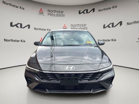 Used 2025 Hyundai Elantra Limited FWD image 11