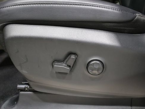 Used 2024 Chrysler Pacifica Touring-L FWD image 11