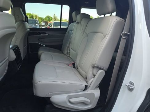 Used 2025 Jeep Wagoneer 4WD image 28