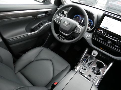 Certified 2026 Toyota Highlander Limited image 9