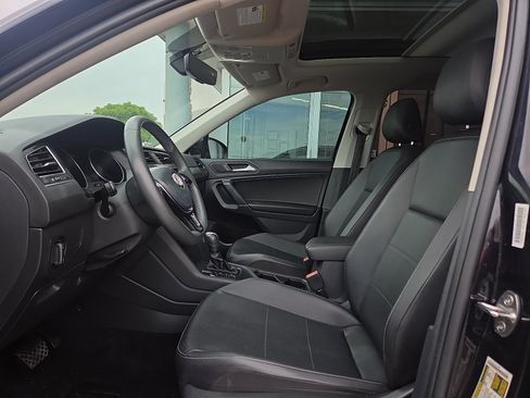 Used 2020 Volkswagen Tiguan SE w/ Panoramic Sunroof Package FWD image 9