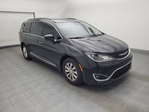 Used 2017 Chrysler Pacifica Touring-L FWD image 13