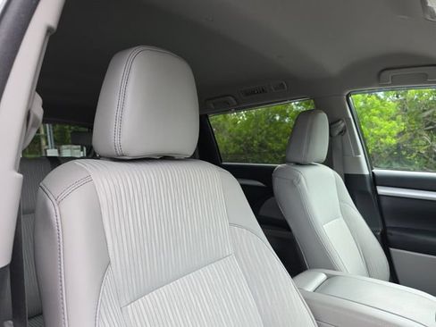 Used 2017 Toyota Highlander Plus FWD image 11