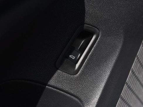 New 2026 Volkswagen Atlas Cross Sport SE FWD image 9