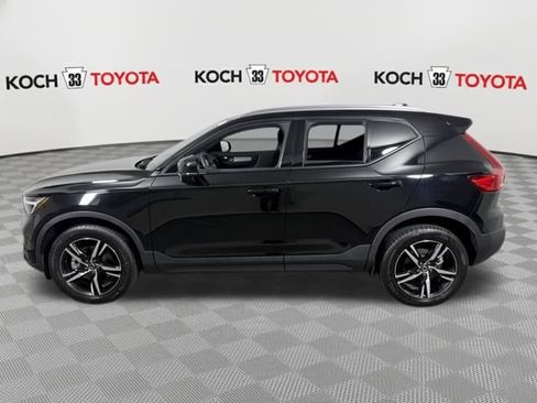 Used 2023 Volvo XC40 B5 Core image 4