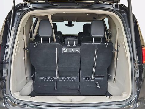 Used 2017 Chrysler Pacifica Touring-L FWD image 24